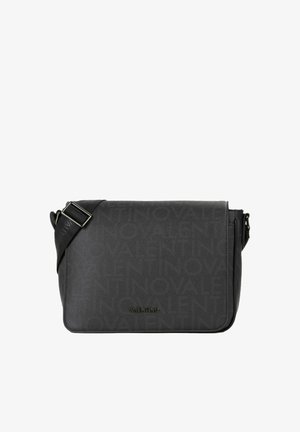 Sac bandoulière noir Valentino avec sangle réglable, fermeture à rabat et motif embossé du nom de la marque sur toute la surface.