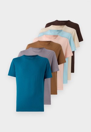 Set aus acht T-Shirts mit Rundhalsausschnitt in verschiedenen Farben: Türkis, Braun, Beige, Hellblau, Hellrosa, Grau und Lavendel, aus glattem Stoff gefertigt.