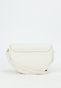 Biely faux kožený crossbody vak s plochým dizajnom, zaoblenými hranami a preklápacou chlopňou. Obsahuje odnímateľný popruh a textúrovaný povrch.