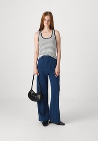 GAP FRONT SEAM WIDE LEG  - Bukse - medium indigo