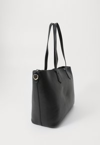 Fekete bőr bevásárlótáska két hosszú füllel, cipzáras záródással és arany színű fém kiegészítőkkel. Simább textúra minimalista dizájnnal.