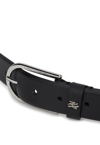 Cinturón de cuero negro con hebilla de metal plateado y logo grabado. Cuenta con múltiples agujeros para ajuste y una textura suave.