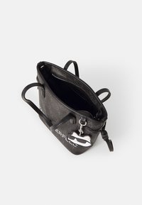 Borsa a tracolla nera in ecopelle con superficie testurizzata, manici superiori, minuteria argentata, chiusura a zip e un portachiavi a forma di gatto come accentuazione.