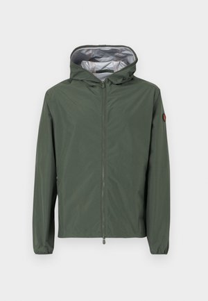 Grøn let hættetrøjejakke med lynlås foran og elastiske ærmeafslutninger, vist mod en ensartet hvid baggrund.