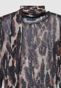 Blusa leggera e trasparente con stampa leopardata astratta in tonalità di marrone, nero e beige. Presenta un collo alto e un design fluente.