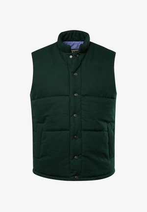 Gilet imbottito verde con colletto alto, dotato di chiusura con bottoni a pressione, due tasche laterali e una fodera interna di un blu chiaro a contrasto.