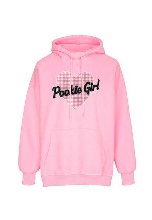 Pink hættetrøje med frontlomme, snore og et ternet hjerte grafik med "Pookie Girl" tekst i fede sorte bogstaver.