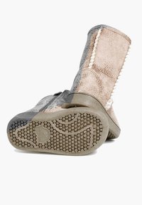 Stivali con un design bicolore realizzati in materiali beige e grigi testurizzati, suola in gomma resistente e cuciture visibili lungo le cuciture.