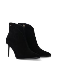 Černé semišové kotníkové boty s špičatou špičkou, stiletto podpatkem a bočním zipem. Elegantní design s jemnými stehy a zlatými kovovými doplňky.