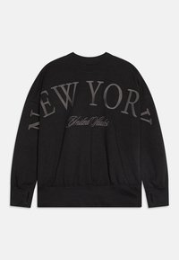 Svart sweatshirt med "NEW YORK" i upphöjda bokstäver och "United States" i kursiv, ribbad halsringning och ärmar, samt en avslappnad passform.