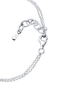 Silberne Kettenarmband mit einem Karabinerverschluss, strukturierten Gliedern und einem gestempelten '925' für die Qualität von Sterlingsilber.