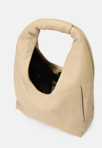 Sac à main en cuir beige au design hobo unique, texture douce et style décontracté. Doté d'une poignée arrondie et d'une poche intérieure.