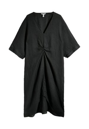 Fekete térdig érő ruha rövid, széles ujjakkal, V-nyakkivágással, középen csavart csomó részlettel, amely ráncokat hoz létre.
