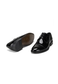 Chaussures habillées en cuir noir avec une finition brillante, à bout pointu et à lacets. Elles présentent une semelle plate en caoutchouc et des détails de couture subtils.