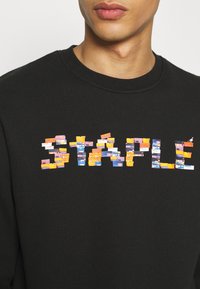 STAPLE PIGEON STACKED BOX CREWNECK - Camisola - black