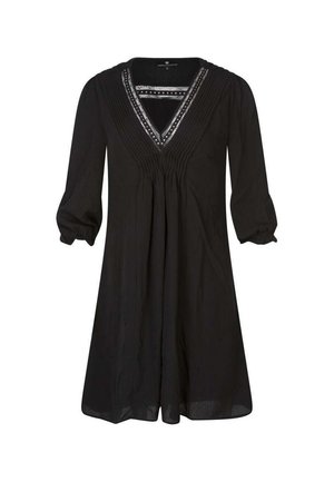 Robe noire avec un décolleté en V, présentant une texture plissée et des manches trois-quarts. Des détails décoratifs autour du décolleté ajoutent du contraste.