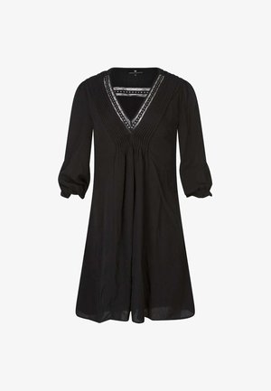 Abito nero con scollatura a V, caratterizzato da una texture plissettata e maniche a tre quarti. I dettagli decorativi intorno alla scollatura aggiungono un contrasto.