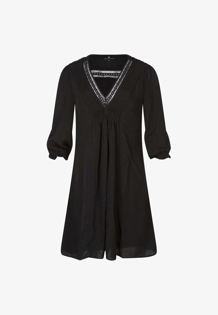 Vestido negro con escote en V, con textura plisada y mangas tres cuartos. Detalles decorativos alrededor del escote añaden contraste.