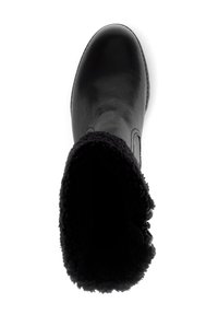 Stivale in pelle nera con punta rotonda, dotato di un morbido rivestimento nero all'apertura. Esterno lisciocon dettagli di cucitura minimi.