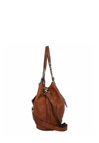 Sac à main en cuir marron avec une texture douce et ridée, une seule bandoulière et des accents en métal argenté. Présente un design décontracté.