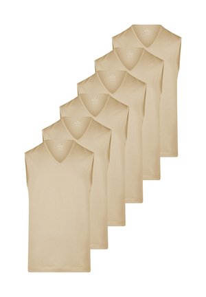 Sei canottiere beige senza maniche con scollo a V impilate diagonalmente, design semplice, tessuto senza pieghe, esposte su sfondo bianco.