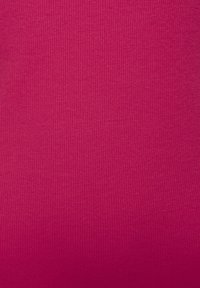 Fuchsia Stretchstoff mit gerippter Textur, der eine glatte Oberfläche und eine gleichmäßige Farbausverteilung aufweist.