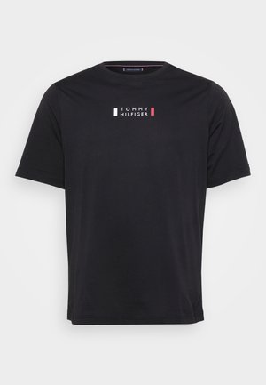 Schwarzes Baumwoll-T-Shirt mit kurzen Ärmeln, das ein weißes und rotes "TOMMY HILFIGER"-Logo in der Mitte zeigt. Einfaches Rundhals-Design.