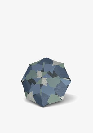Regenschirm mit geometrischem Muster in Blau-, Grau-, Grün- und Schwarztönen, geöffnet dargestellt auf weißem Hintergrund.