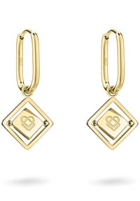 Goldene Creolen mit diamantförmigen Anhängern, die eine flache Oberfläche und ein graviertes Logo aufweisen. Sie präsentieren sich mit einem polierten Finish und einem geometrischen Design.