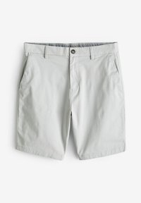 Pantalones cortos de algodón gris claro con cierre de botón, dos bolsillos frontales y un acabado limpio. Presenta un forro de cintura sutil y texturizado.
