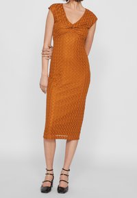 Strickkleid in mittellanger Form in einem satten Orangeton, mit V-Ausschnitt und kurzen Ärmeln, figurbetontem Schnitt und strukturiertem Muster.