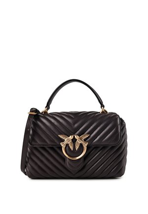 Bolso negro acolchado con asa superior y cierre dorado en forma de pájaro en la solapa frontal, incluyendo correa de hombro desmontable.