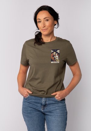 Olijfgroen katoen T-shirt met korte mouwen, met een geprinte afbeelding van twee figuren in tarotkaartstijl op de bovenste linkerborst.