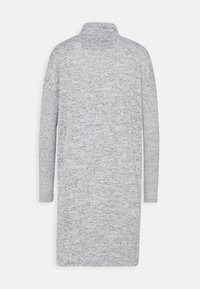 Maglione grigio a maniche lunghe con collo alto, realizzato in morbido tessuto a maglia. Presenta un motivo testurizzato in tutto il capo e una vestibilità ampia e rilassata.