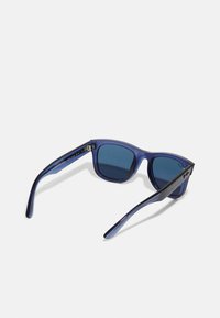 Ochelari de soare cu nuanță albastră, cu rame rectangulare, fabricați din plastic lucios. Prezintă lentile întunecate, o textură netedă și accente negre contrastante pe brațe.