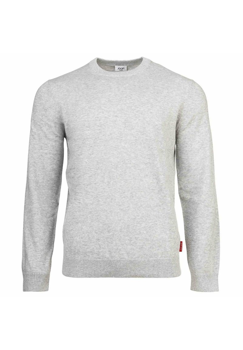 Maglione in cotone grigio chiaro con scollo rotondo, maniche lunghe, polsini e orlo a coste, caratterizzato da un piccolo etichetta rossa sul lato.