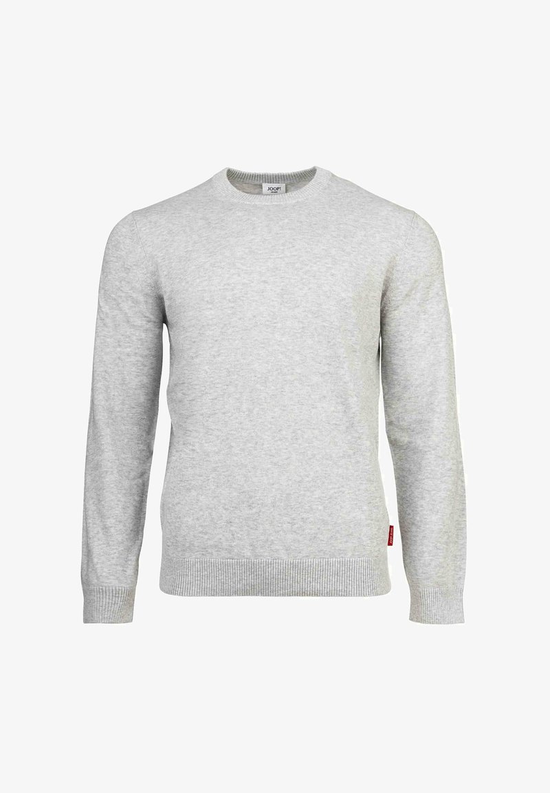 Maglione in cotone grigio chiaro con scollo rotondo, maniche lunghe, polsini e orlo a coste, caratterizzato da un piccolo etichetta rossa sul lato.