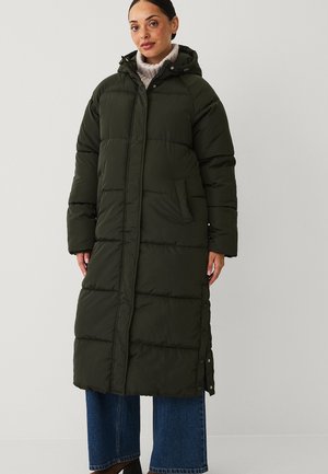 Lange, olijfgroene pufferjas met een capuchon, voorrits, drukknoopsluiting en zijzakken. Gequilt patroon met een relaxte pasvorm.