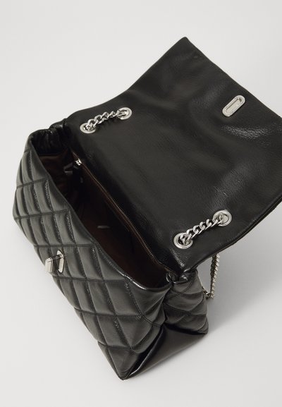Borsa a tracolla in pelle nera trapuntata con hardware argentato e dettagli in catena. Presenta una chiusura a patta e un compartimento interno.