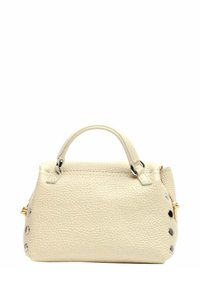 Piccola borsa in pelle texturizzata color crema con manico superiore arrotondato e dettagli con rivetti d'argento sui lati, su sfondo bianco.