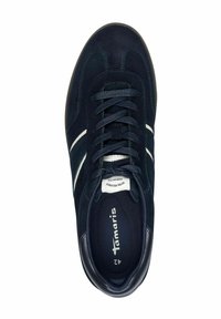 Sneaker blu navy con tomaia in suede, dettagli a strisce bianche, design con lacci, collo imbottito e soletta rimovibile. Etichetta della taglia visibile all'interno.