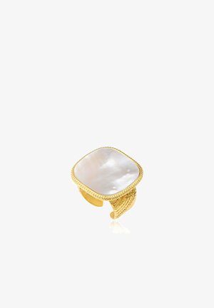 Bague en or avec un large anneau aux motifs complexes, sertie d'une grande pierre blanche carrée en nacre.