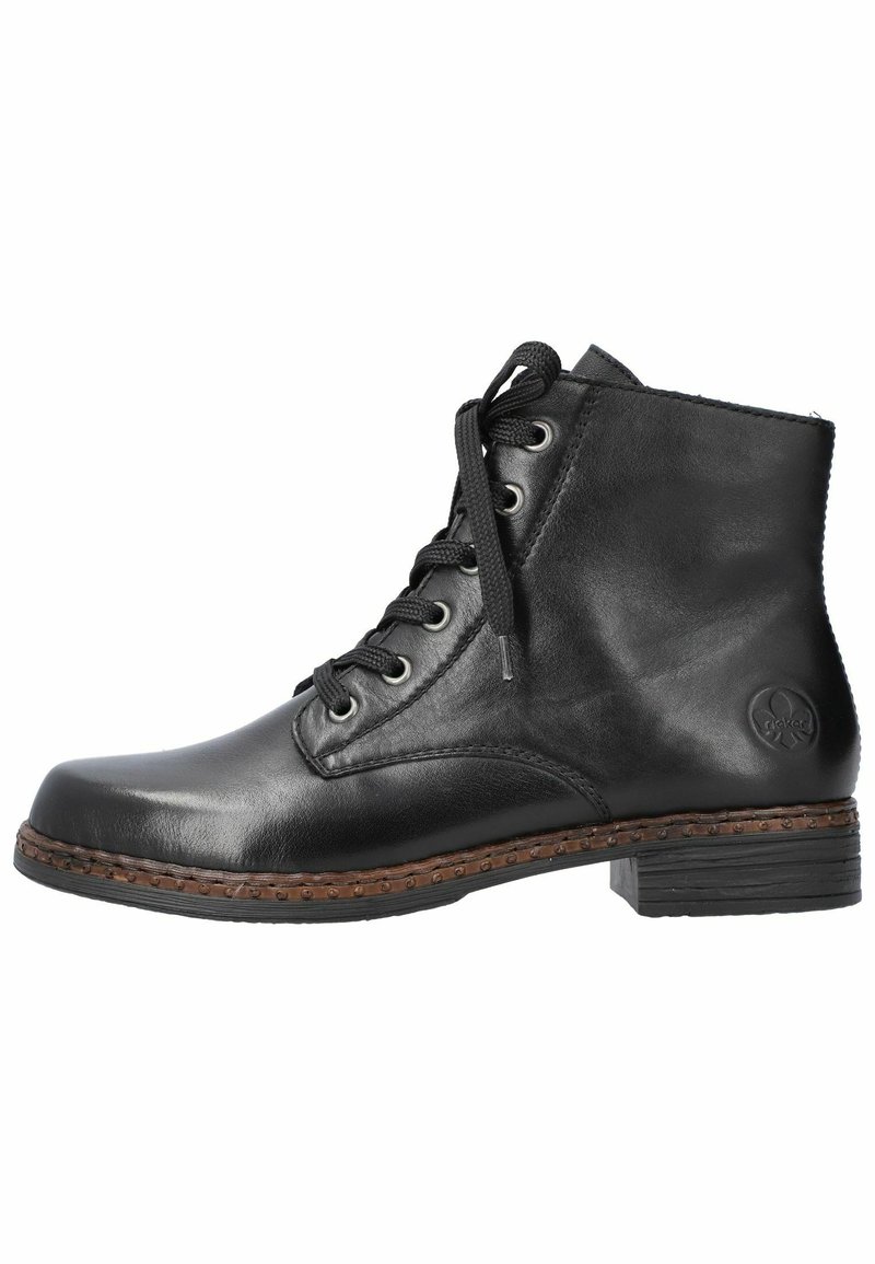 Bottine en cuir noir avec lacets sur le côté, bordure marron cousue sur la semelle, petit talon carré et logo embossé sur le contrefort du talon.
