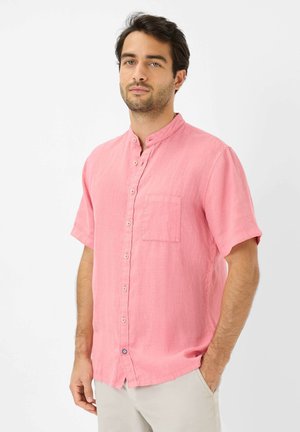 Korte mouwen, knoopsluiting overhemd van lichtroze linnen met een Mandarin-kraag, enkele borstzak en blauwe accentknopen.