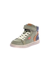 Sneaker alta verde oliva con lacci beige e cinturino in velcro. Presenta dettagli in pelle marrone e blu navy, e una suola in gomma.