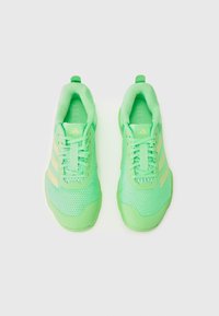 Scarpe sportive di un verde brillante con tomaia in rete, sovrapposizioni testurizzate e accenti di un verde chiaro. Presentano lacci e un tassello sul tallone.