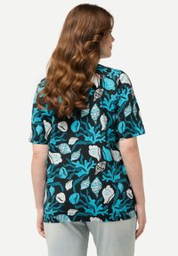 Ulla Popken SEASHELL SHORT SLEEVE - Camiseta estampada - navy blue