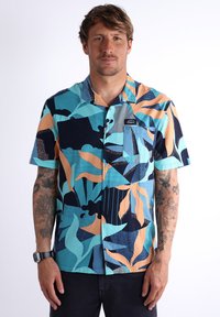 Chemise à manches courtes avec un motif de feuilles bleu vif, orange et noir ; fabriquée en tissu texturé ; dotée d'une poche poitrine.