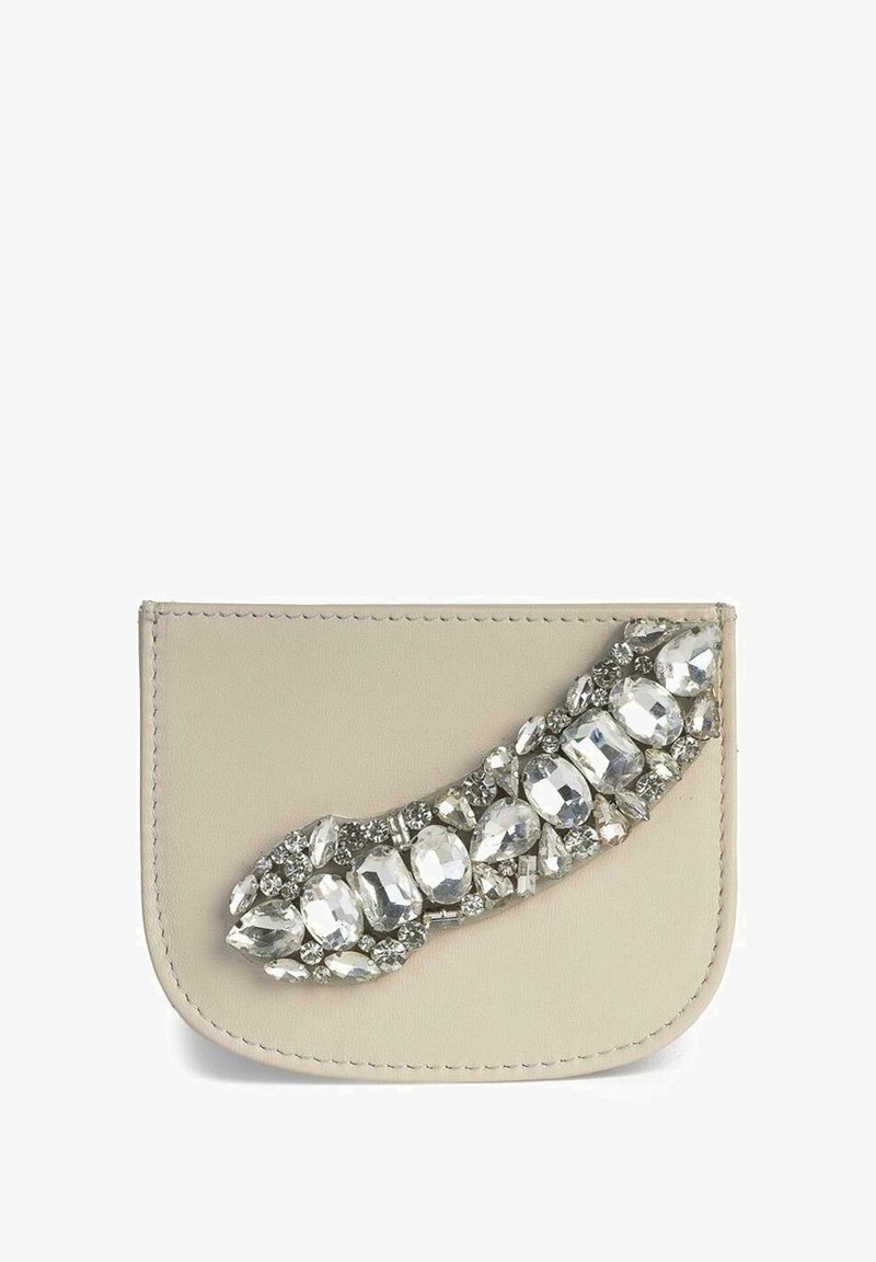 Portafoglio in pelle beige con un'aggiunta curva di grandi e piccoli strass, che conferisce texture e interesse visivo al design.
