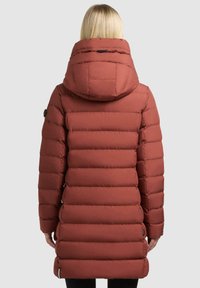 Giacca puffer rossa con cappuccio, caratterizzata da pannelli trapuntati orizzontali, polsini elastici e un taglio dritto, progettata per calore e copertura.